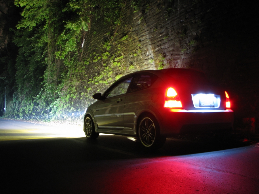 Phare xenon de nuit sur une automobile